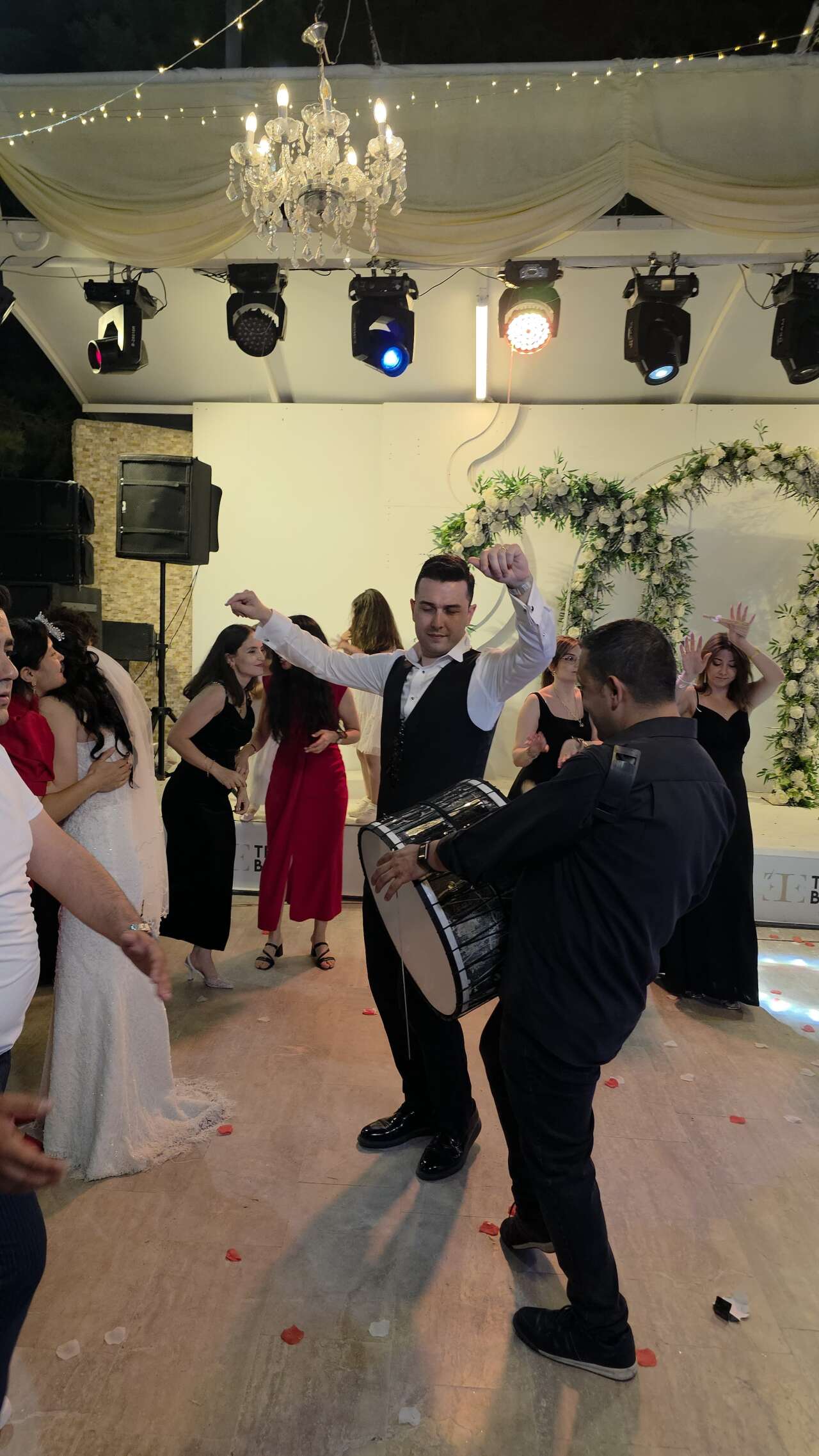 Muğla’da Arzu ve Mehmet’in Mutluluğu: Kayra Düğün Bahçesi’nde Görkemli Düğün 7